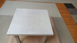 Primer 4T nanesen na povrchu stolku